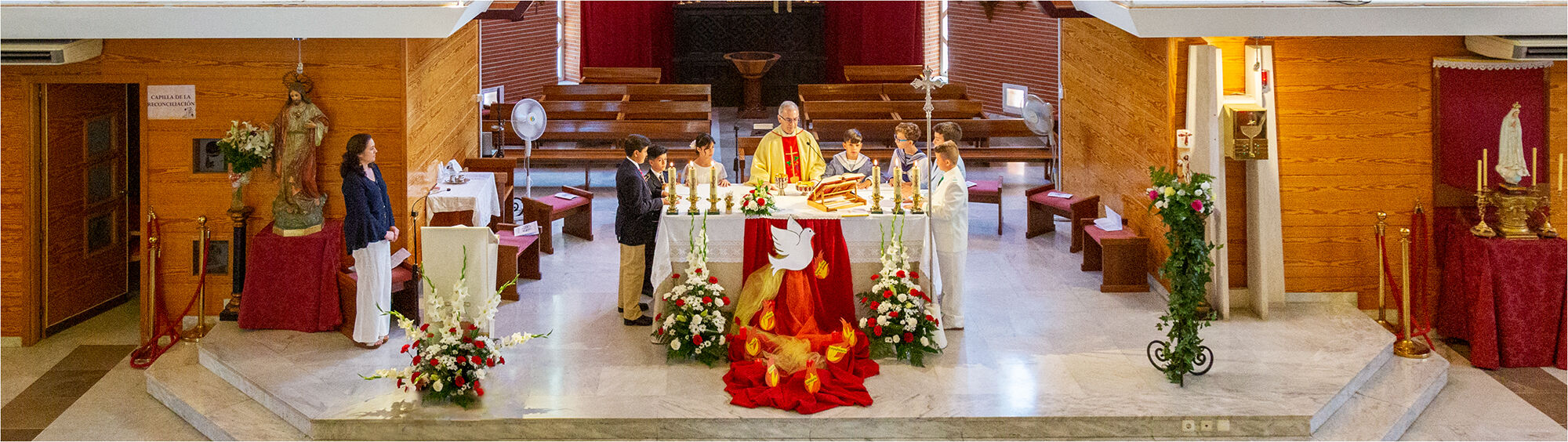 Grupo de niños el día de su Primera Comunión. Retrato de grupo de todos antes de entrar en la iglesia. Fotógrafo de Comuniones en Granada