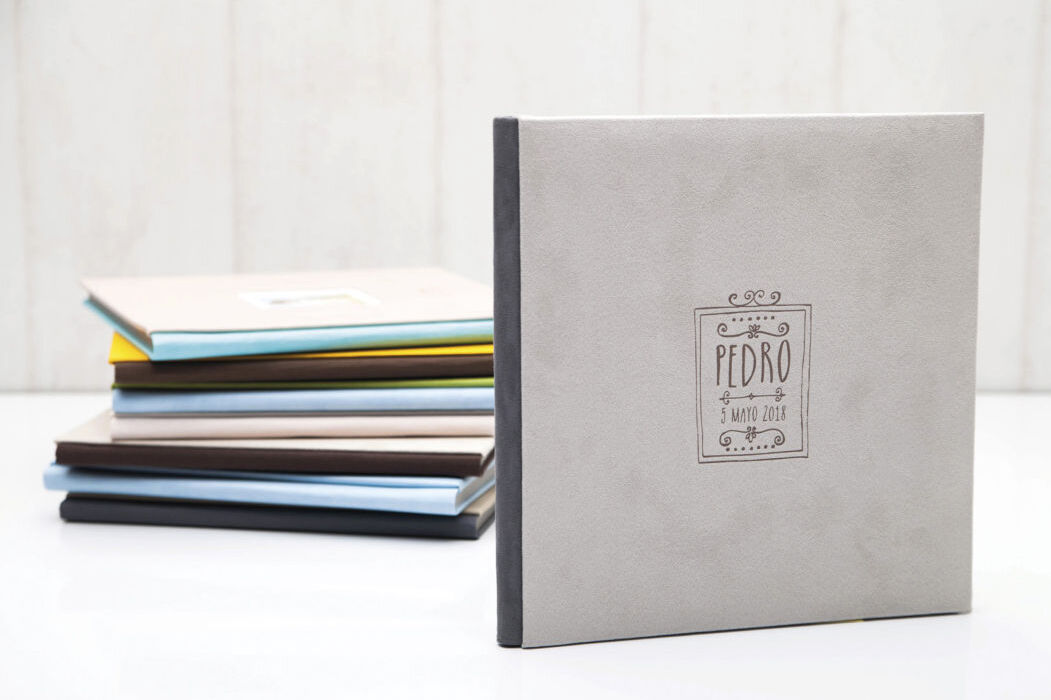 Álbum de Comunión dos dolores, dos materiales a elegir simil piel, textil o lino para reportajes de Iglesia de grupos de Primera Comunión. Fotógrafos Granada Álbum de Comunión dos dolores, dos materiales a elegir simil piel, textil o lino para reportajes de Iglesia de grupos de Primera Comunión. Fotógrafos Granada
