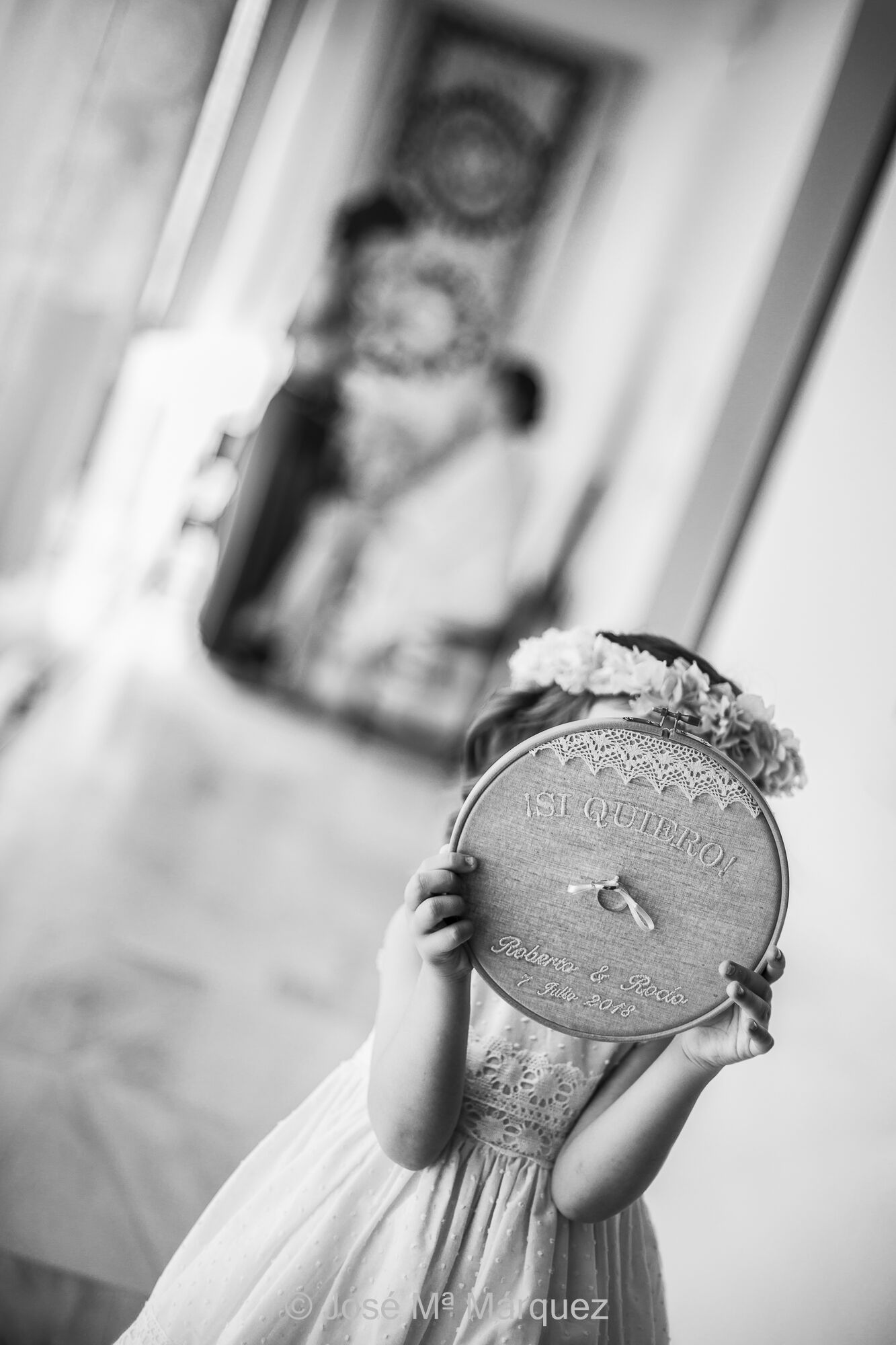 José María Márquez. Fotógrafo de Granada. - instantanea-de-una-nina-en-una-boda-durante-los-preparativos-de-la-novia-se-tapa-la-cara-fotografos-boda-granada-foto-infantil-boda.jpg