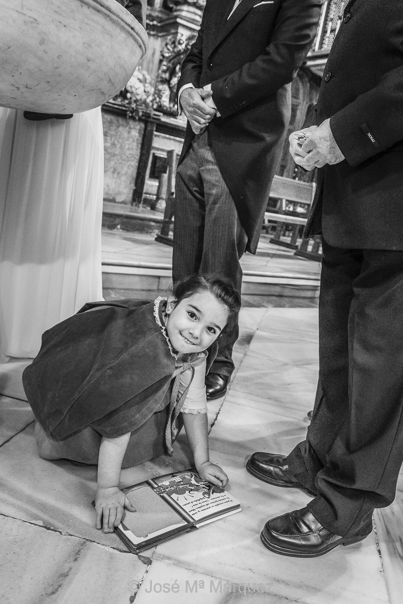 José María Márquez. Fotógrafo de Granada. - instantanea-la-hija-de-la-novia-juega-al-pie-de-la-pila-bautismal-mientras-bautizan-a-su-hermanito-los-ninos-en-las-bodas-fotografos-boda-granada.jpg