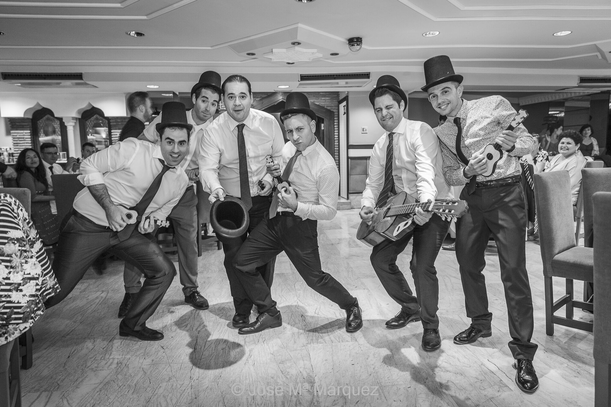 José María Márquez. Fotógrafo de Granada. - los-amigos-de-los-novios-animan-la-fiesta-parodiando-con-instrumentos-una-cancion-instantanea-en-la-celebracion-fotoperiodismo-de-boda-fotografos-granada.jpg