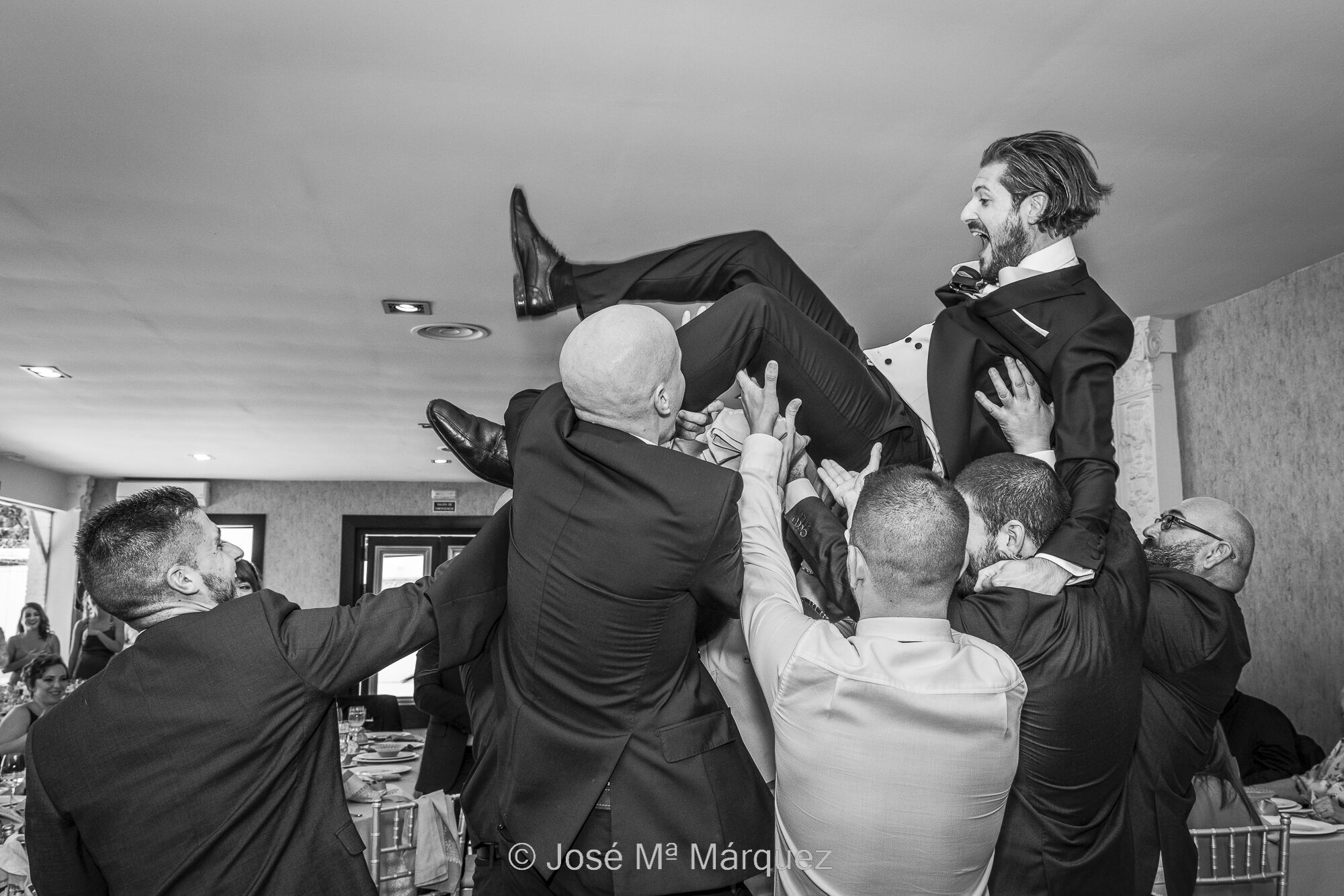 José María Márquez. Fotógrafo de Granada. - los-amigos-mantean-al-novio-fotografia-instantanea-de-boda-domumentalismo-estetico-fotografo-de-boda-fotoperiodista-en-granada.jpg