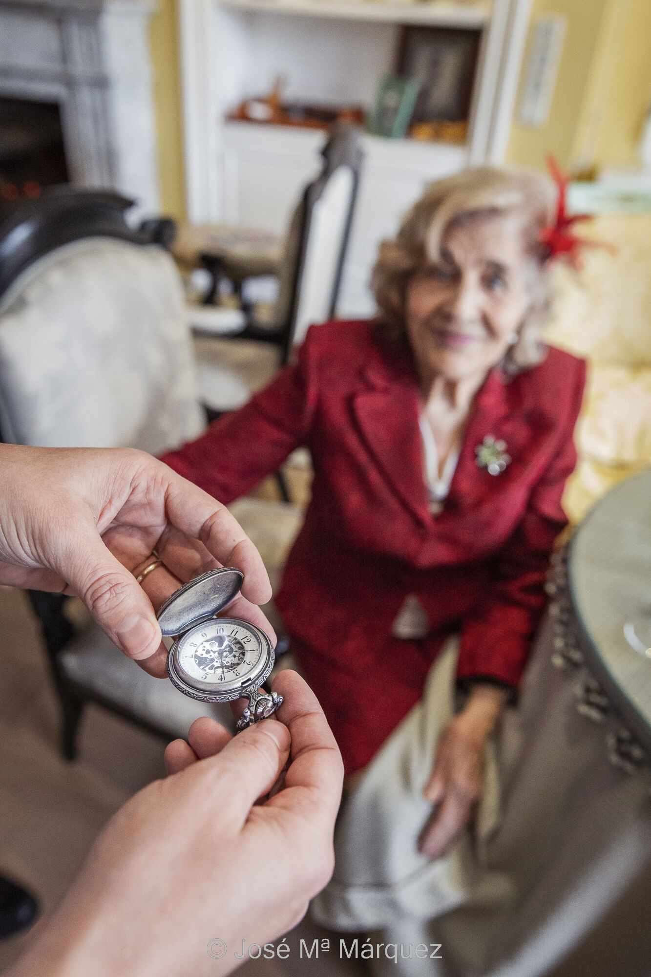 José María Márquez. Fotógrafo de Granada. - retrato-de-la-abuela-de-la-novia-durante-los-preparativos-el-reloj-en-primer-plano-es-metafora-del-tiempo-vivido-por-la-abuela-fotografo-de-bodas.jpg