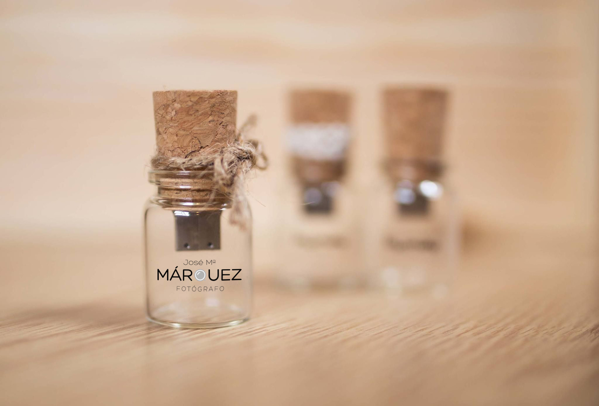José María Márquez. Fotógrafo de Granada. - botellita-con-logo-con-los-las-fotos-digitales-de-boda-del-reportaje-del-fotografo-jm-marquez-de-granada-fotografos-boda-granada.jpg