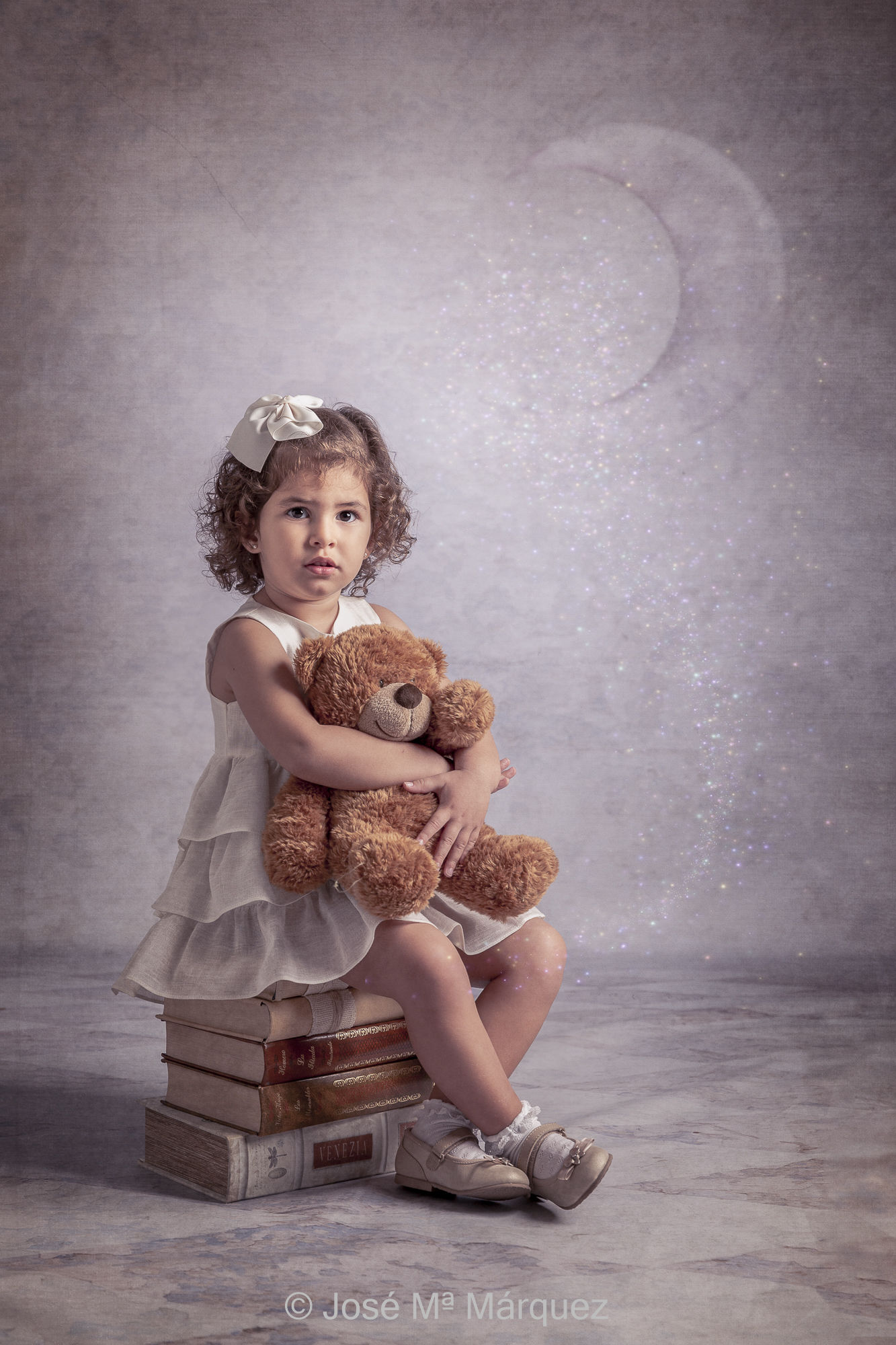 Fotografía infantil. Sesión de una niña en el estudio. Atrezo Osito, libros y luna Fotógrafo de niños en Granada