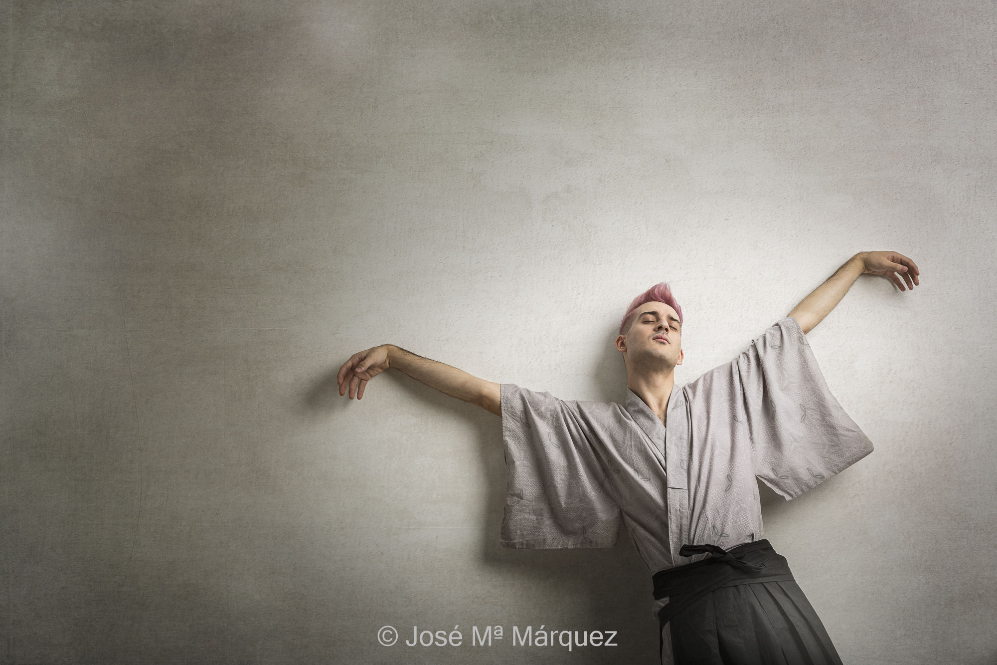 Retrato de un Chico para un book con look oriental. Pose evocadora del vuelo, metáfora de la libertad. Fotógrafo de  Granada José María Márquez. Sesiones de retrato en Estudio