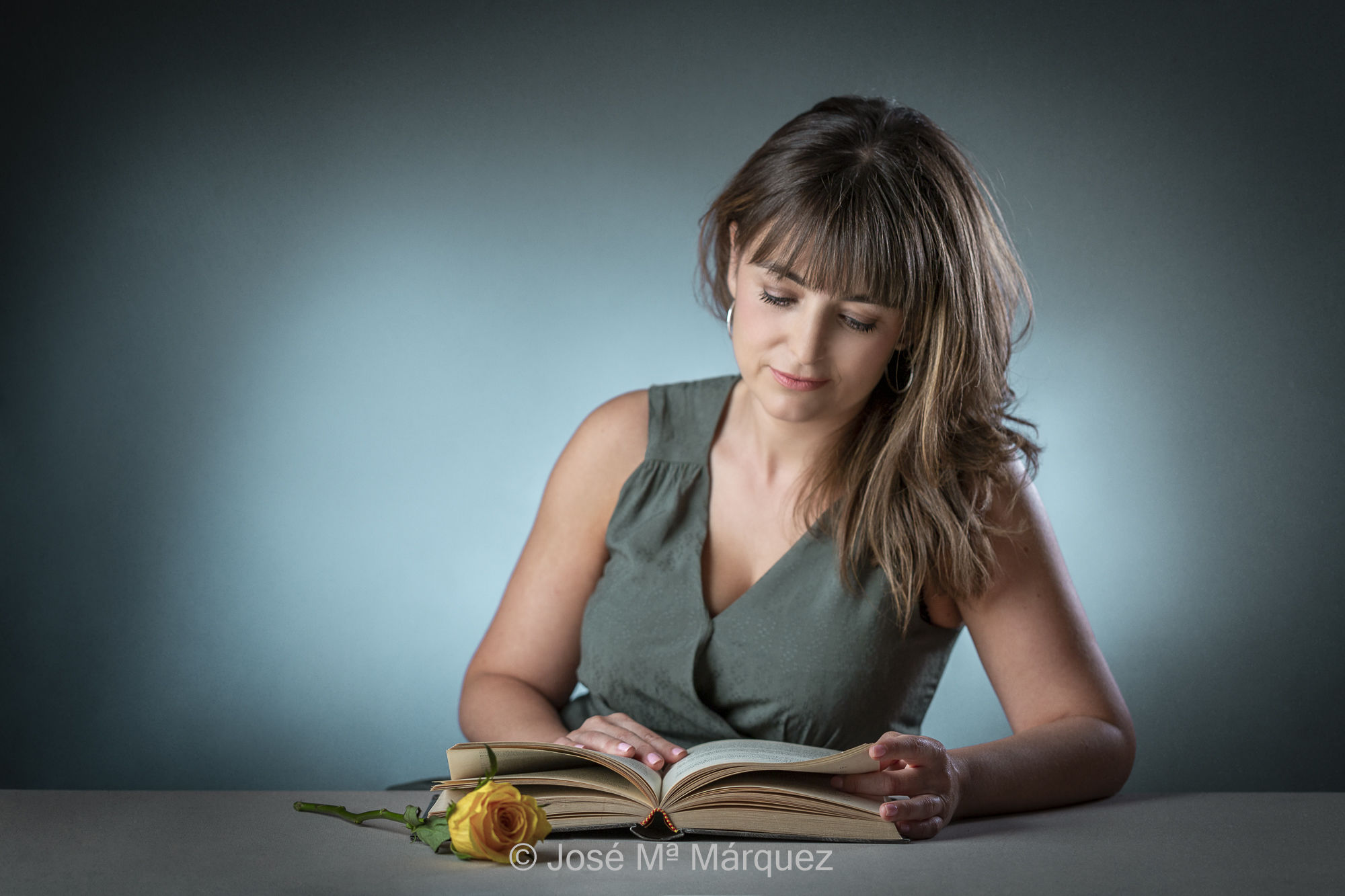 Retrato de estudio de una chica leyendo un libro y con una rosa amarilla. Foto para redes sociales. Fotógrafo de retrato en Granada. Estudio fotográfico.