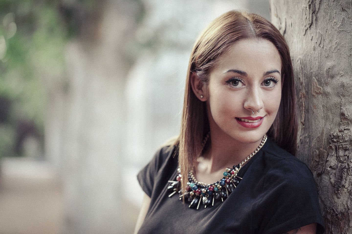 Foto de una chica en exteriores de una chica. Ejercicio de composición e iluminación con luz natural en una clase de retrato. Fotógrafo de modelos de Granada. Books y álbumes para chicos y chicas.