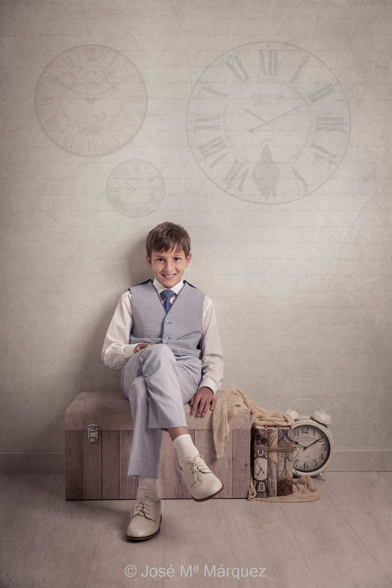 José María Márquez. Fotógrafo de Granada.  - foto-de-un-nino-en-estudio-sesion-de-primera-comunion-tematica-fotografica-sobre-el-tiempo-y-la-lectura-fotografo-granada.jpg