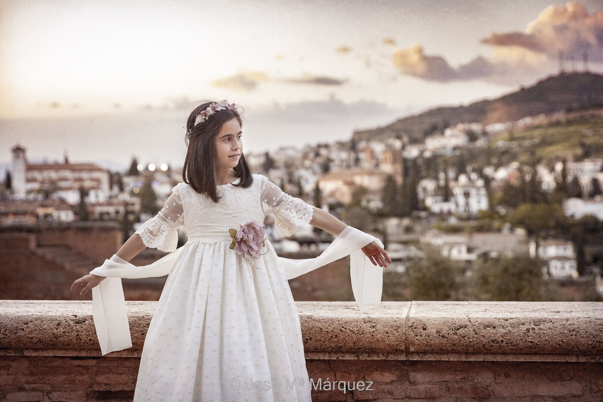 José María Márquez. Fotógrafo de Granada.  - foto-de-una-nina-de-comunion-en-la-alhambra-con-albaicin-al-fondo-fotografo-de-comuniones-en-granada.jpg