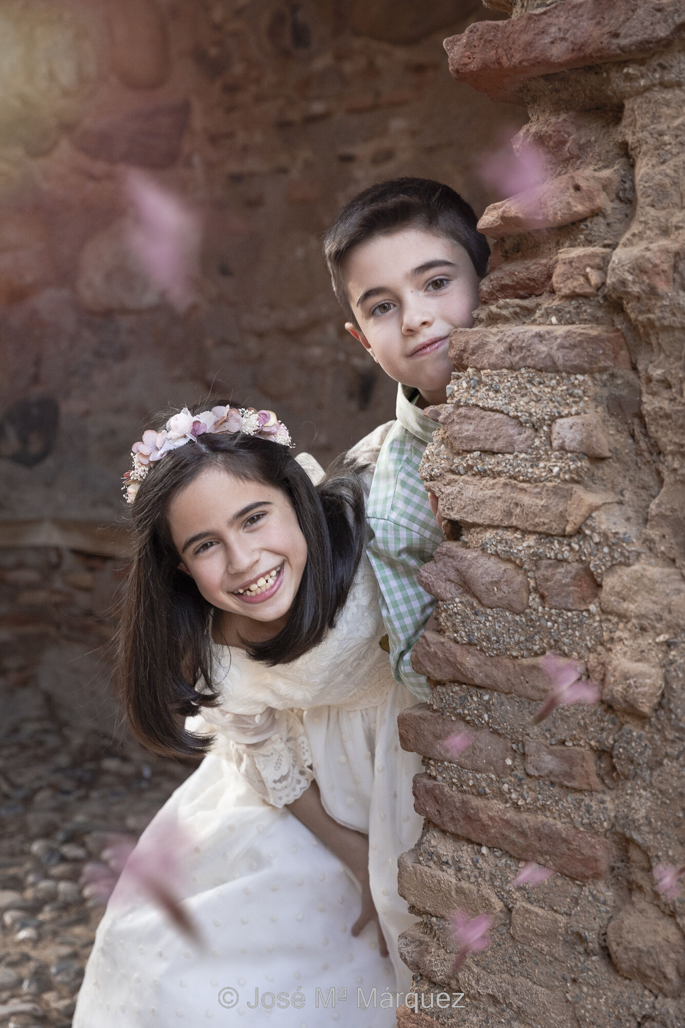 José María Márquez. Fotógrafo de Granada.  - instantanea-de-comunion-en-la-puerta-del-vino-de-la-alhambra-mientras-la-nina-y-su-hermanito-juegan-sesion-de-exteriores-fotografos-granada.jpg