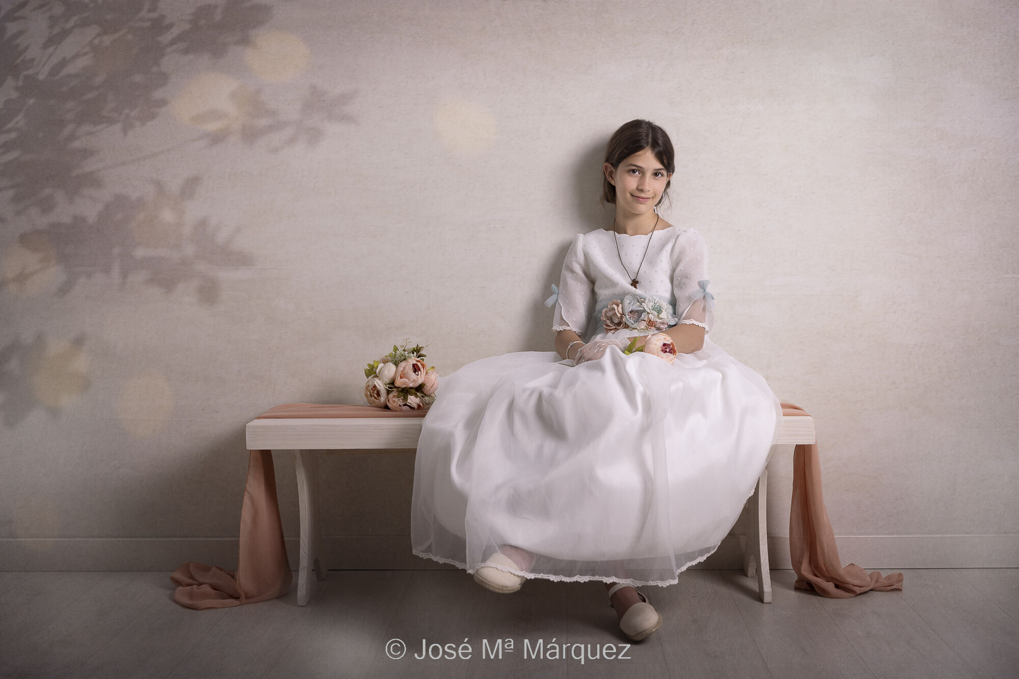 José María Márquez. Fotógrafo de Granada.  - nina-con-su-vestido-de-comunion-sentada-en-un-banco-fotografia-de-estudio-en-granada-fotografo-de-comuniones.jpg