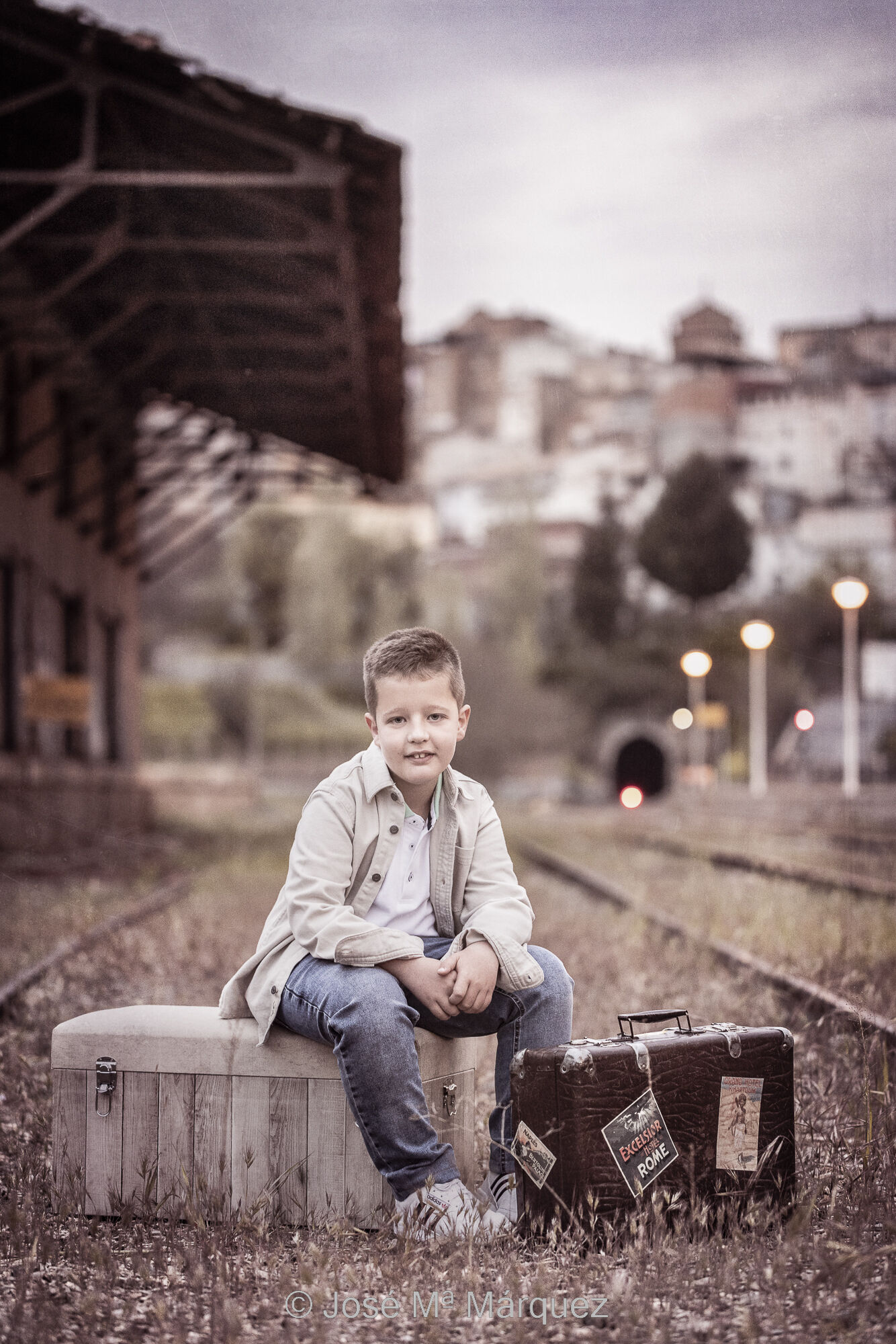 José María Márquez. Fotógrafo de Granada.  - nino-de-primera-comunion-vestido-de-calle-en-la-estacion-de-iznalloz-reportaje-comunion-exteriores-fotografo-granada.jpg