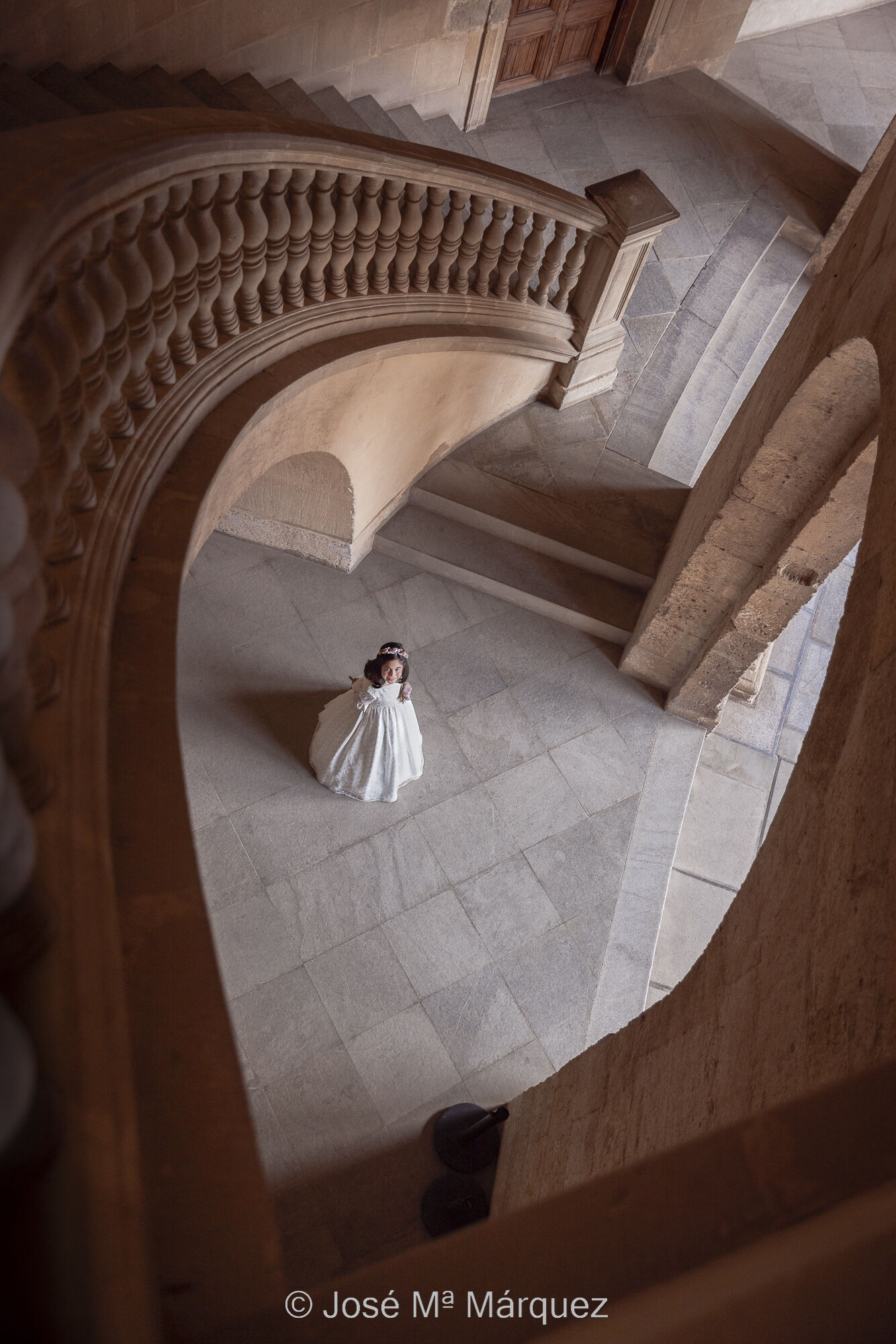 José María Márquez. Fotógrafo de Granada.  - sesion-de-comunion-en-exteriores-plano-cenital-de-una-nina-en-el-palacio-de-carlos-v-jose-ma-marquez-fotografos-granada.jpg