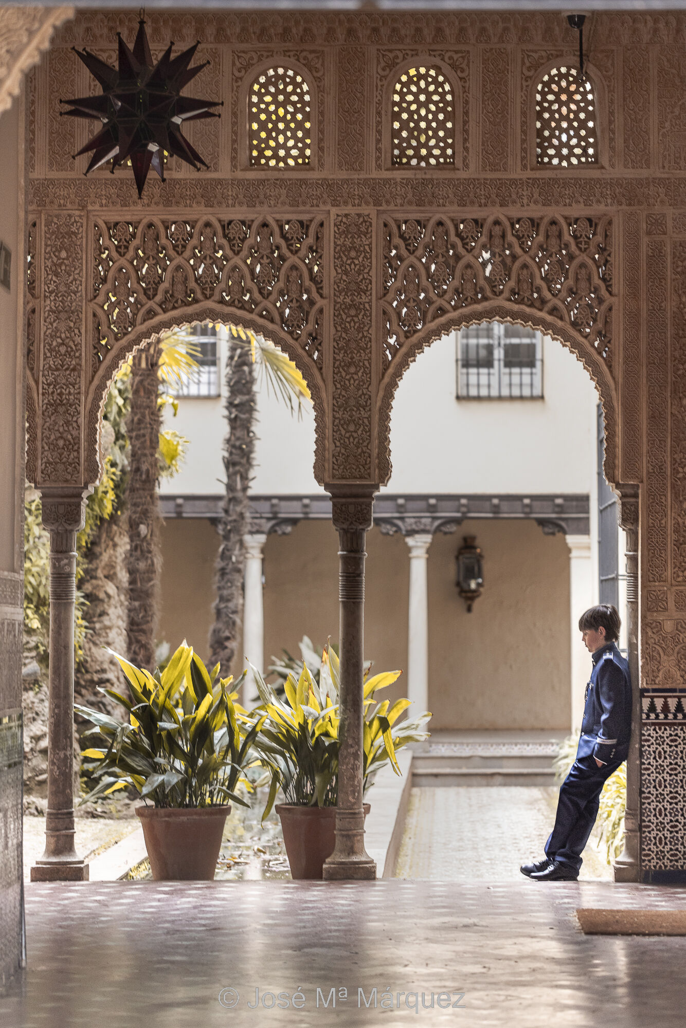 José María Márquez. Fotógrafo de Granada.  - sesion-de-exteriores-en-carmen-de-los-martires-en-los-arcos-arabes-del-palacete-reportaje-de-comunion-fotografos-granada.jpg