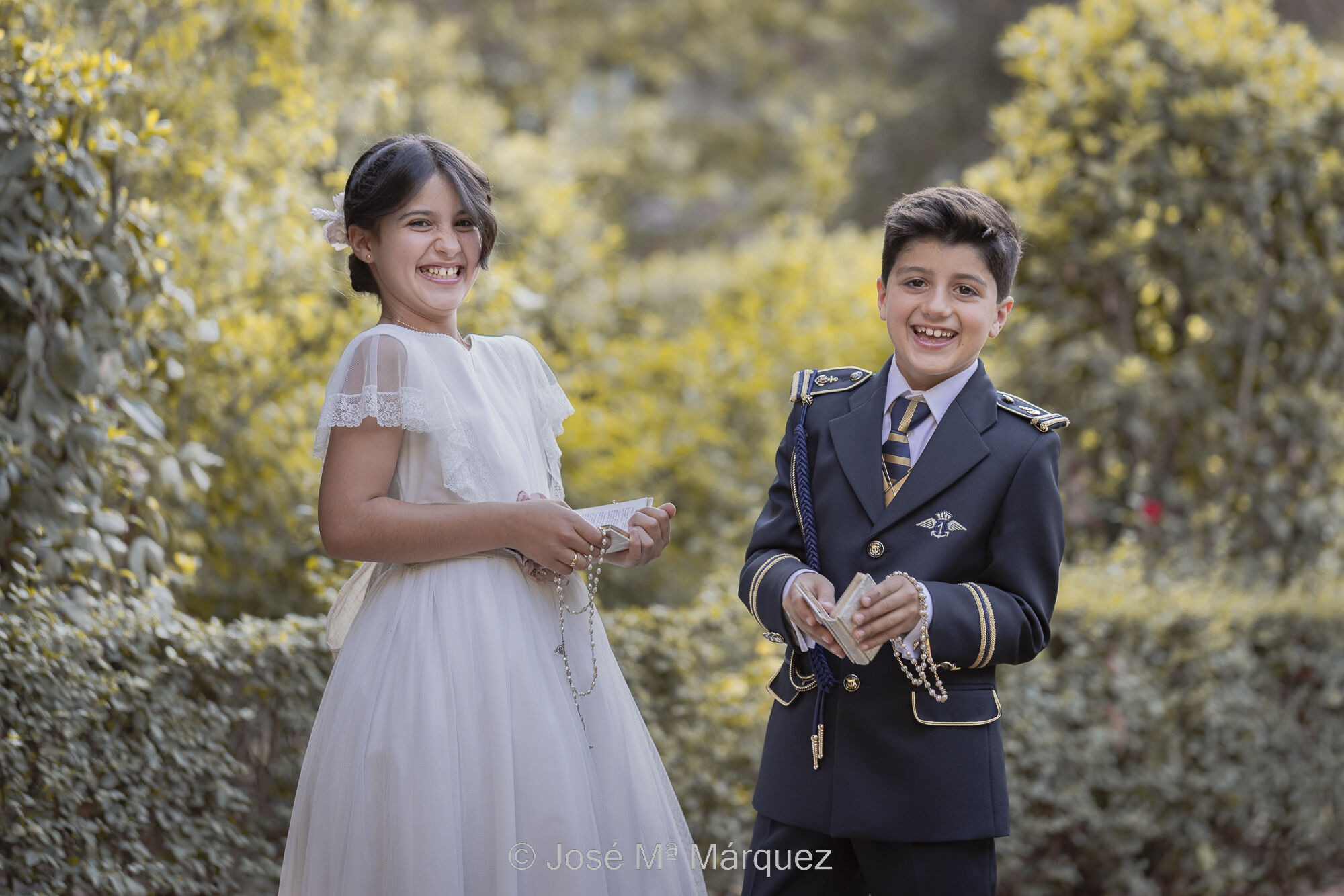 José María Márquez. Fotógrafo de Granada.  - sesion-de-exteriores-instantanea-de-comunion-de-dos-hermanos-mientras-se-parten-de-risa-fotografo-de-comunion-granada.jpg