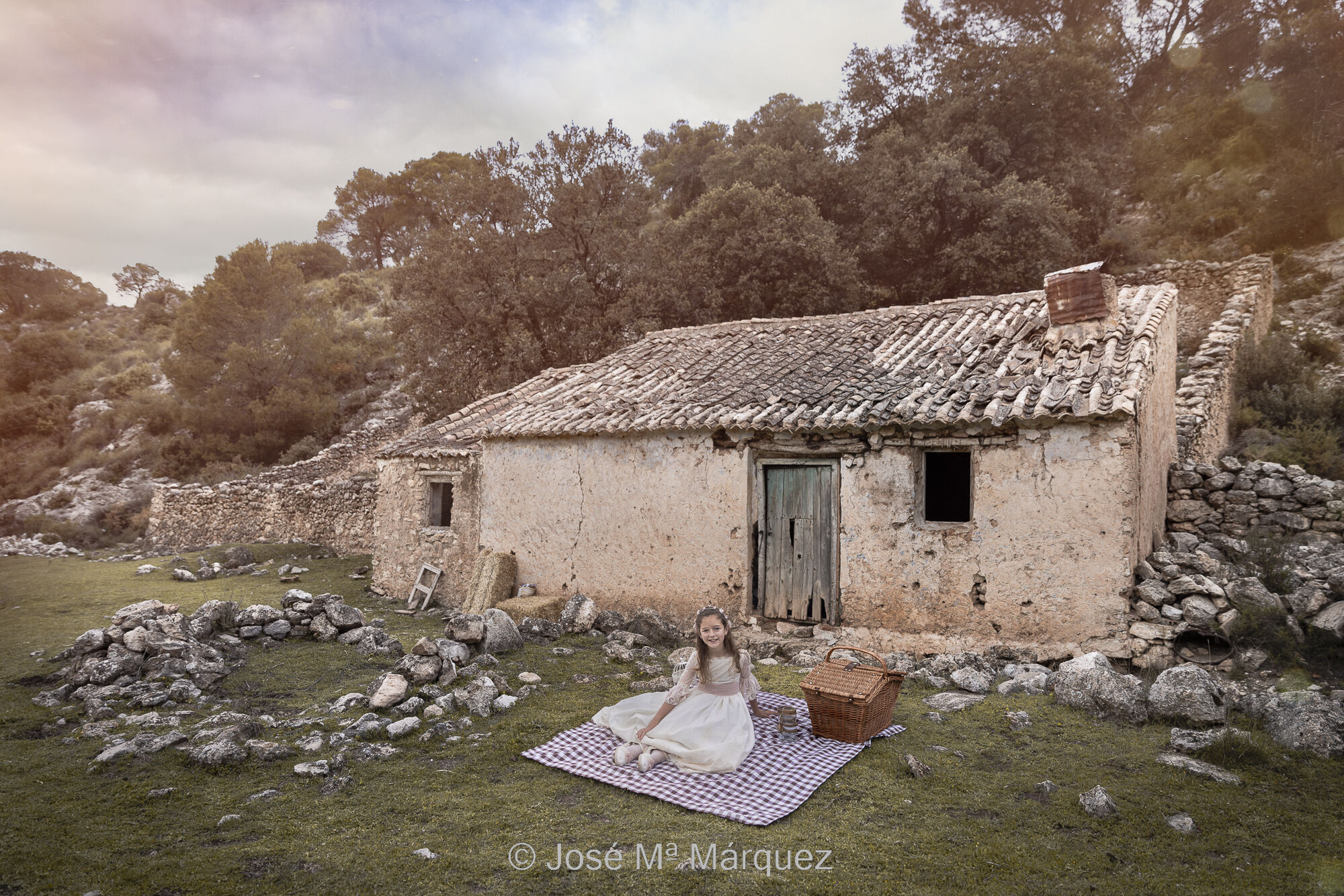 José María Márquez. Fotógrafo de Granada.  - sesion-nina-comunion-en-el-campo-merienda-campestre-junto-a-una-casita-vieja-cerca-de-iznalloz-fotografia-de-comuniones-en-granada.jpg