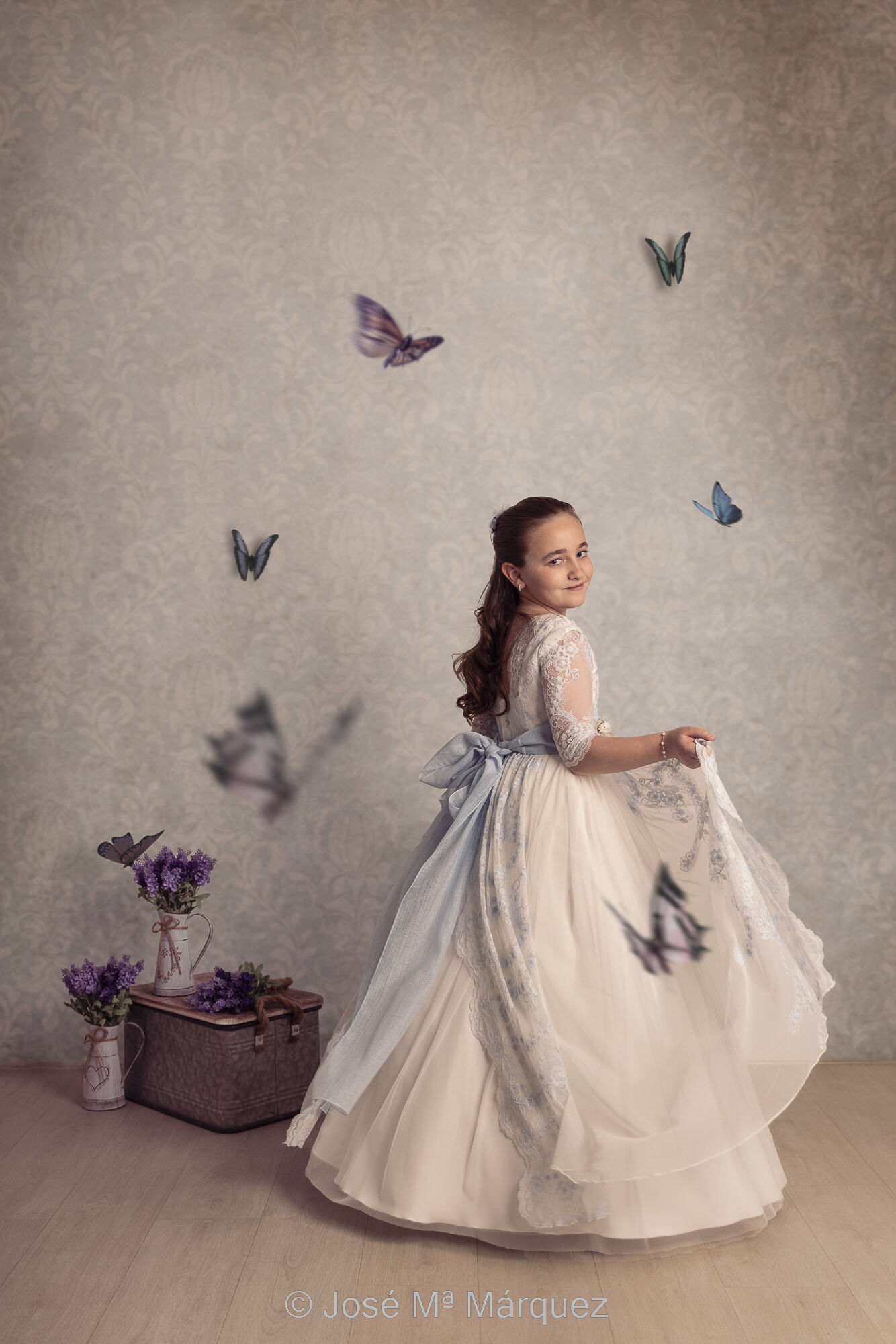 José María Márquez. Fotógrafo de Granada. - una-nina-baila-con-su-traje-de-comunion-rodeada-de-mariposas-que-rebolotean-a-su-alrededor-fotografo-de-primeras-comuniones-en-granada.jpg