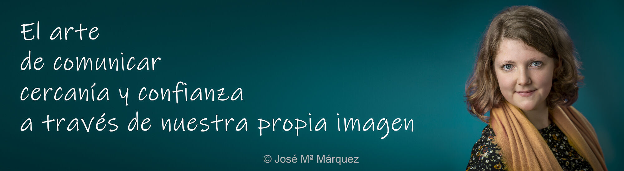 Header. Imagen formato panorámico con retrato corporativo para encabezar la página de inicio una web personal o una sección "Quién soy" Retrato corporativo de una chica. Foto horizontal y muy panorámica para usarse como cabecera o encabezado (header) en la página de inicio de una web o encabezando la sección "quién soy"