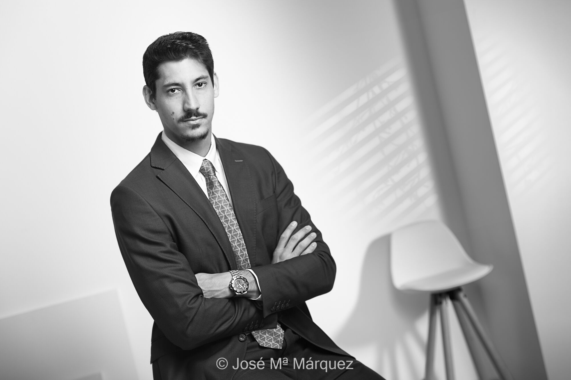 José María Márquez. Fotógrafo de Granada.  - retrato-corporativo-de-abogado-en-su-despacho-foto-para-seccion-quien-soy-de-su-web.jpg