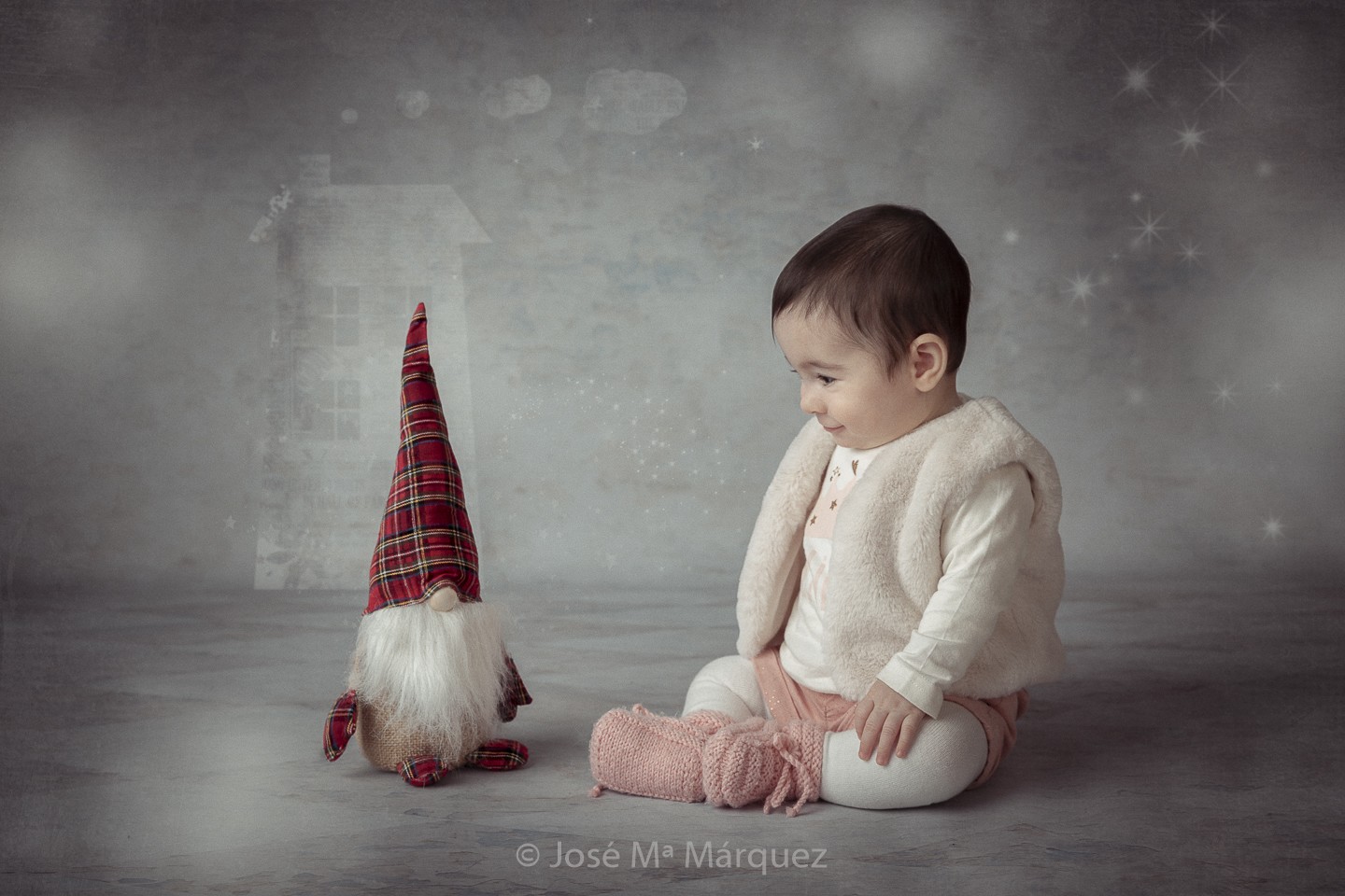 Bebé con duendecito y decorado de Navidad. Sesiones de Estudio para bebés y niños en Granada. José Mª Márquez Fotógrafo