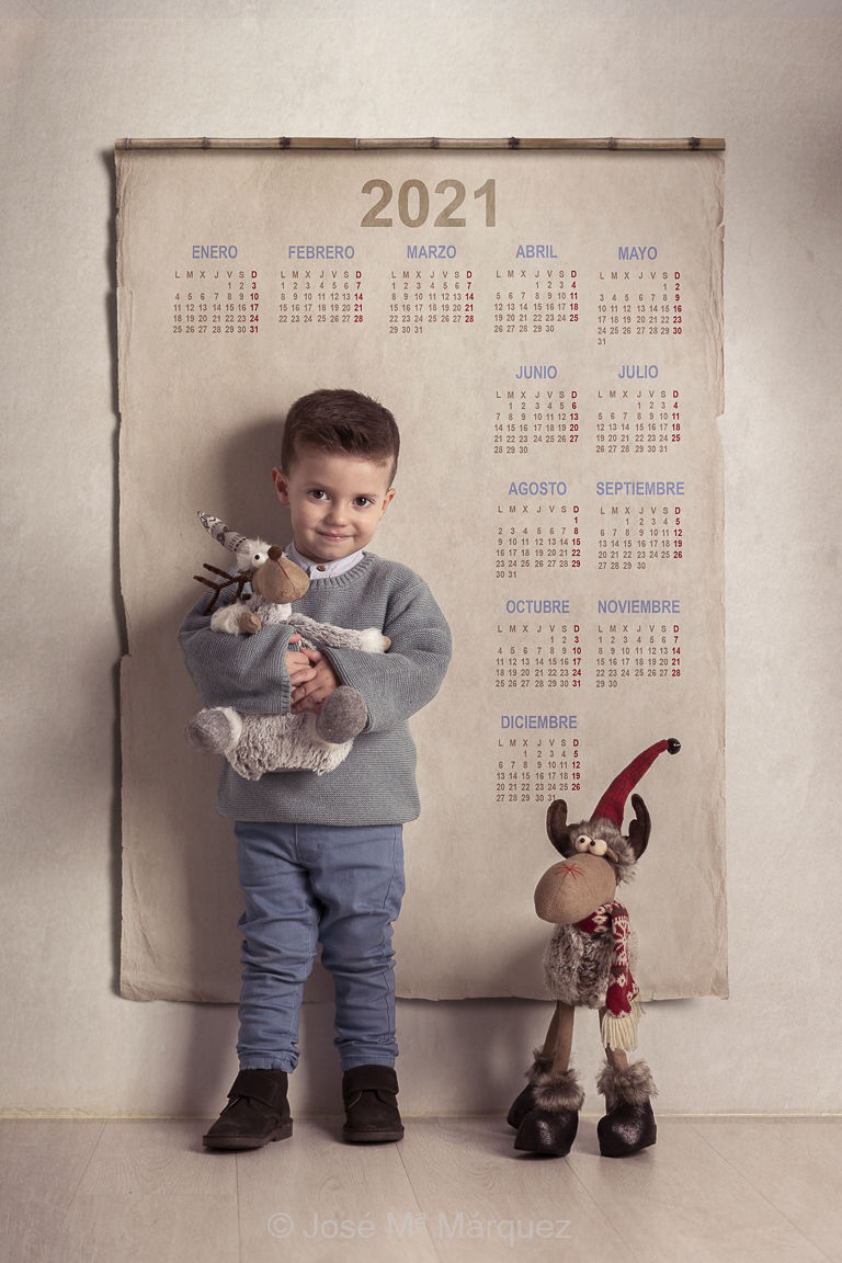 José María Márquez. Fotógrafo de Granada. - calendario-2021-personalizado-con-fotografia-de-estudio-de-nino-con-munecos-navidad-fotografos-granada.jpg