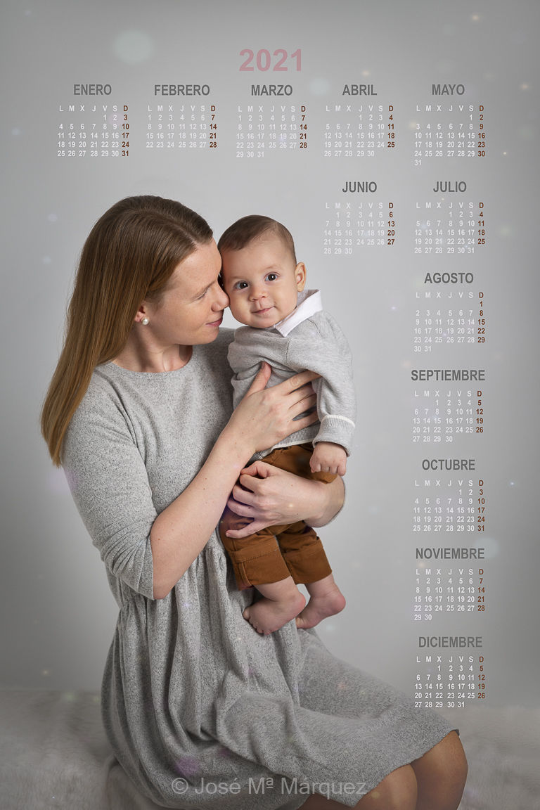 José María Márquez. Fotógrafo de Granada. - calendario-2021-personalizado-con-fotografia-de-estudio-de-una-mama-y-su-bebe-fotografos-de-granada.jpg