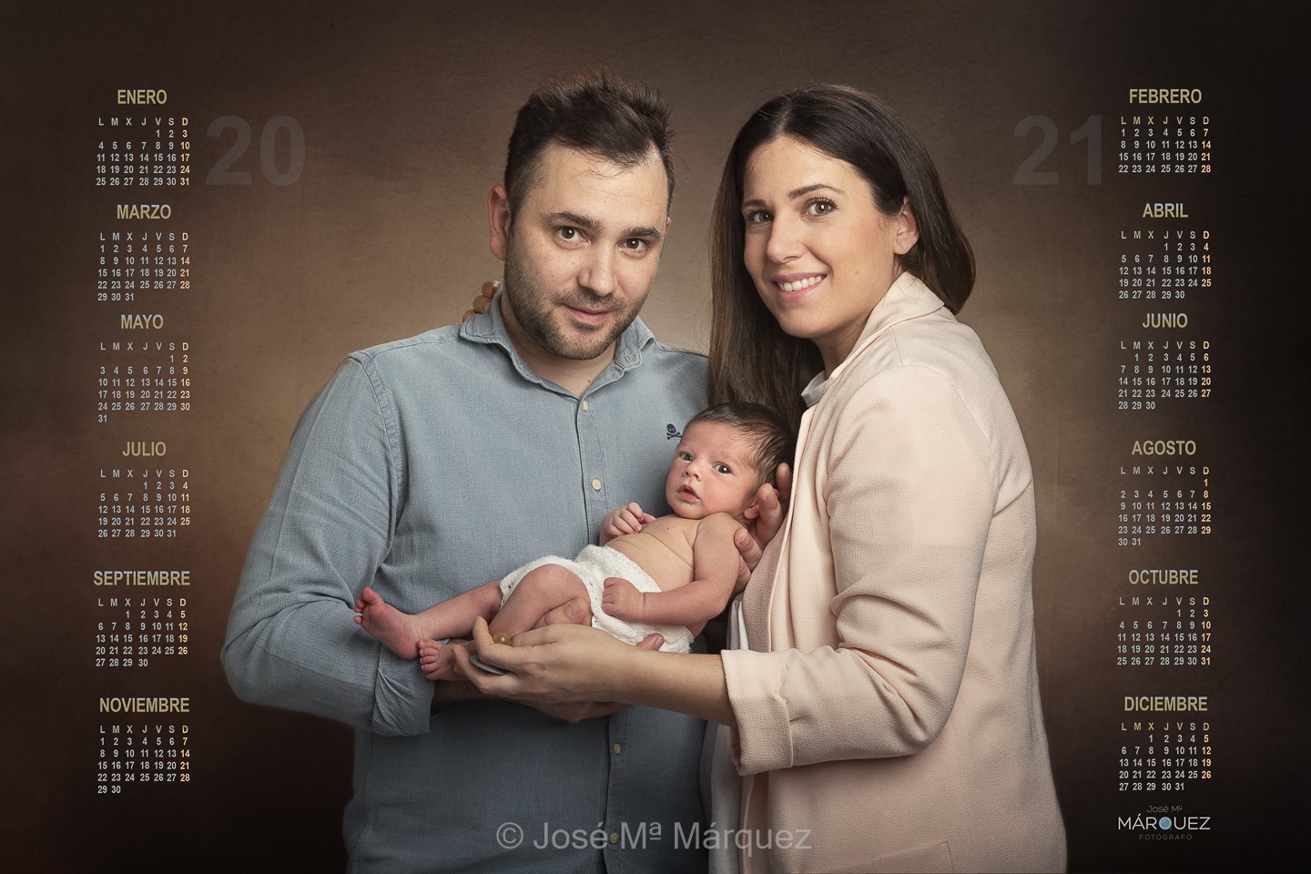 Calendario fotográfico Personalizado. Sesión New Born. Una pareja con su recién nacido. Fotógrafo infantil Granada