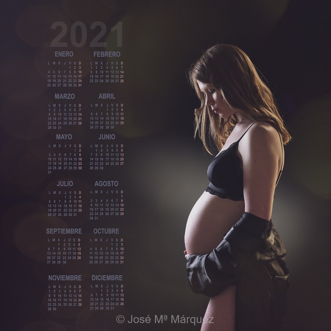 Calendario 2021 Personalizado con fotografía de estudio de una chica embarazada. Fotógrafos de Granada.