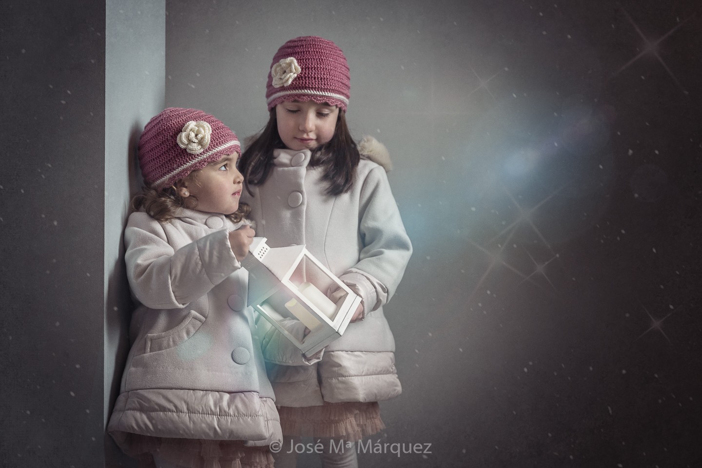 Sesión de Estudio de dos hermanas con ropa de invierno. Fotógrafo de infantil en Granada José Mª Márquez