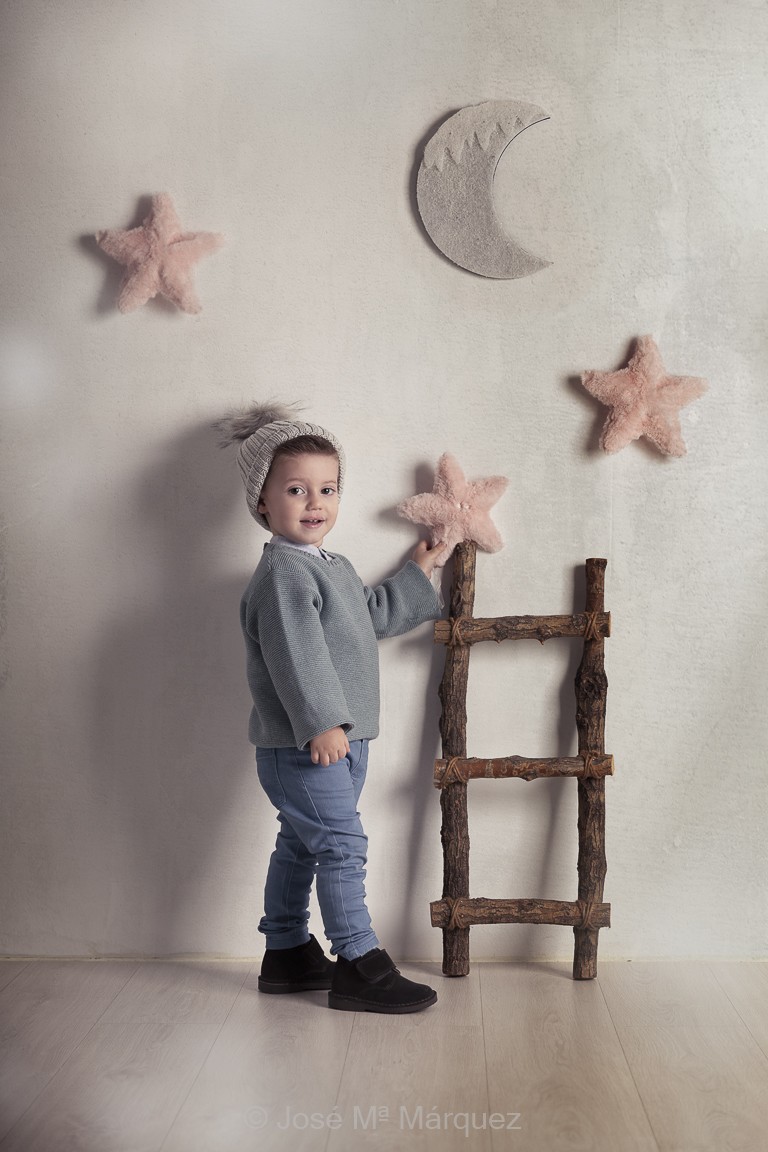 Sesión de Estudio infantil Navidad. Decorado estrellas y luna. José Mª Márquez Fotógrafo profesional en Granada