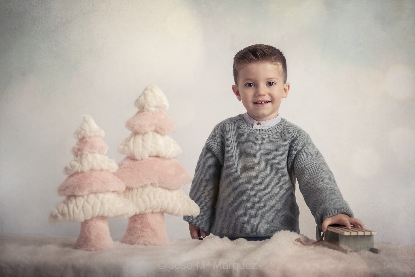 Sesión de Navidad. Fotografía de bebés, niños y familias para felicitaciones de Navidad. Fotógrafo en Granada. José Mª Márquez