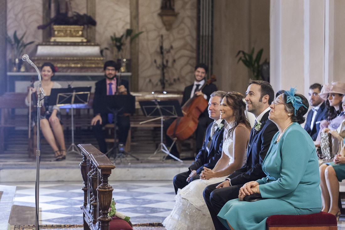 Los novios y los padrinos en el altar, con los músicos al fondo. Iglesia del Salvador. Albaicín.