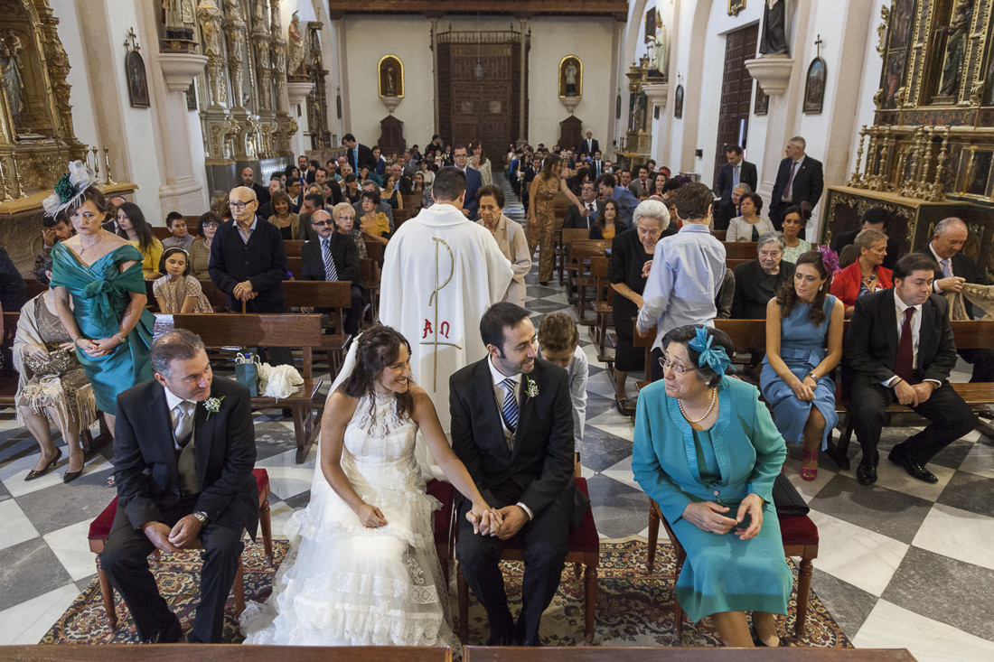 Los novios y los padrinos en el altar, con los invitados al fondo. Iglesia del Salvador. Albaicín, Granada.
