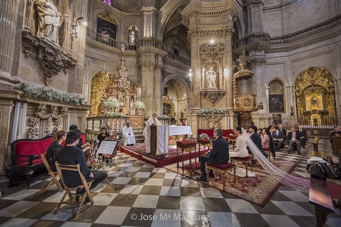 Boda de Chema y Belén en la Iglesia del Sagrario, Granada.