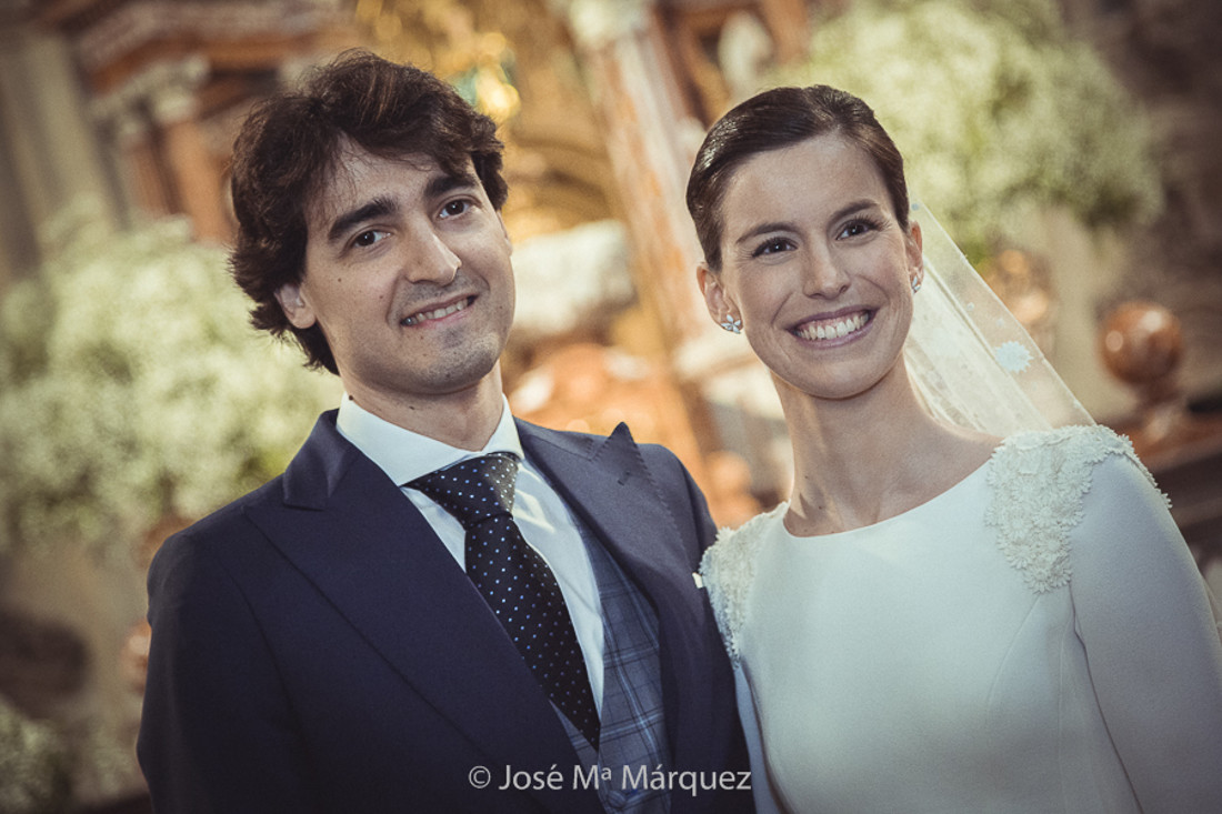 Fotografía de Boda. Pareja en la Iglesia del Sagrario, Granada.