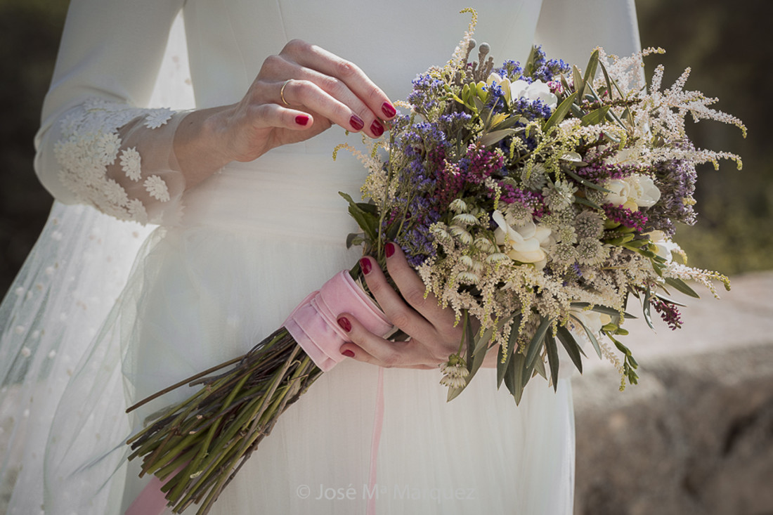 Detalle del ramo de la novia durante la sesión de exteriores.
