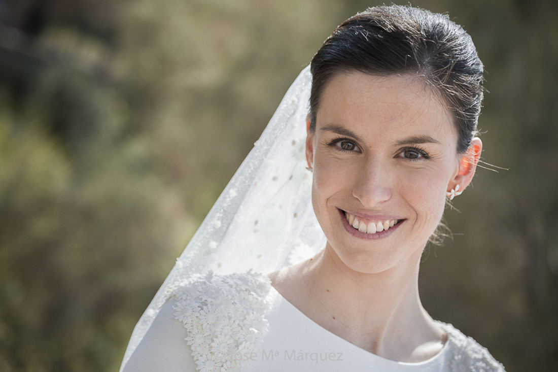Plano corto de la novia. Fotografía de boda de exteriores. Paseo de los Tristes, Granada.
