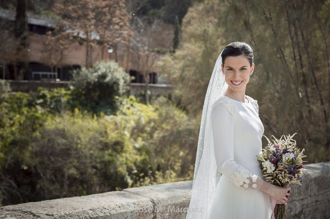 Plano medio de la Novia. Fotografía de boda de exteriores en el Paseo de los Tristes. Granada.