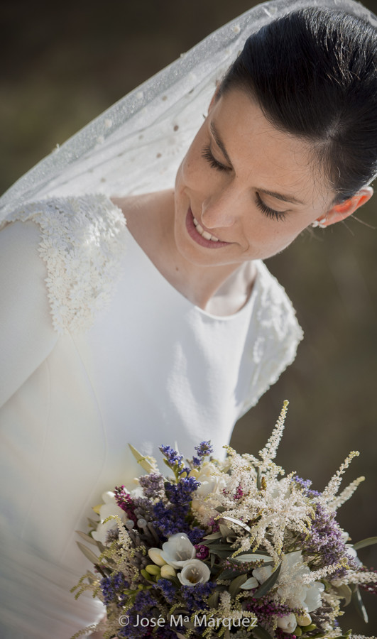 Plano corto de la novia. Fotografía de boda en exteriores. Paseo de los Tristes, Granada.