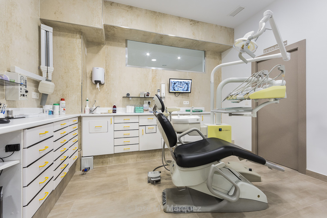 Consulta odontológica, sillón de dentista y material odontológico. Fotografía publicitaria para empresas en Granada
