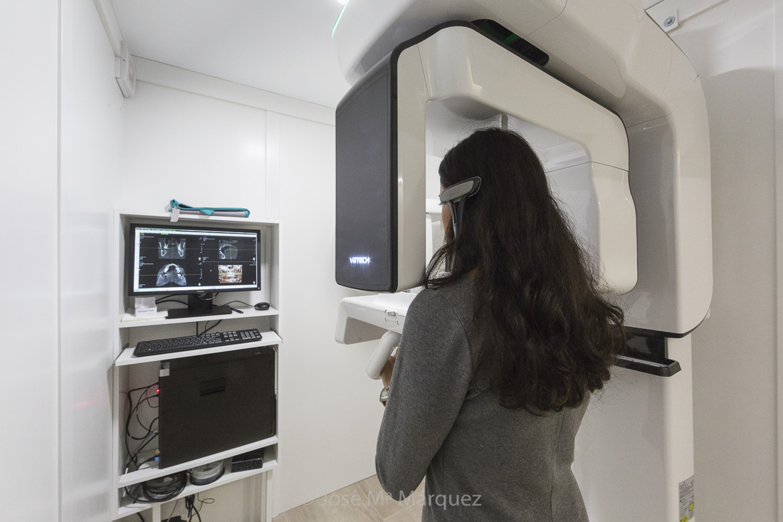 Consulta Radiografía bucal centro odontológico Adamuz. Fotografía profesional para empresas en Granada