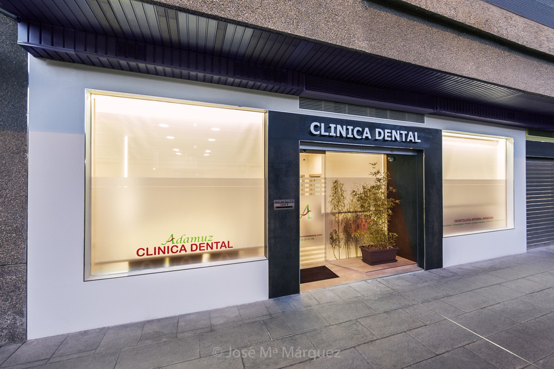 Fachada clínica dental Adamuz hora azul. Fotógrafía  profesional para empresas en Granada. Fotos publicitarias para web