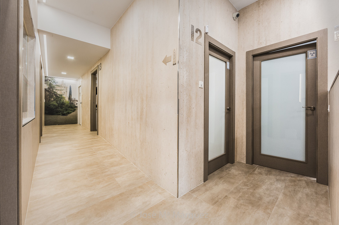 Pasillo de consultas clínica dental. José Mª Márquez Fotógrafo profesional en Granada para empresas. Fotografía publicitaria