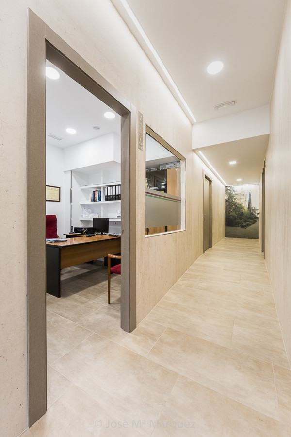 Pasillo dspachos Clínica Dental Adamuz. Reoetaje publicitario para web. Fotografo profesional para empresas en Granada