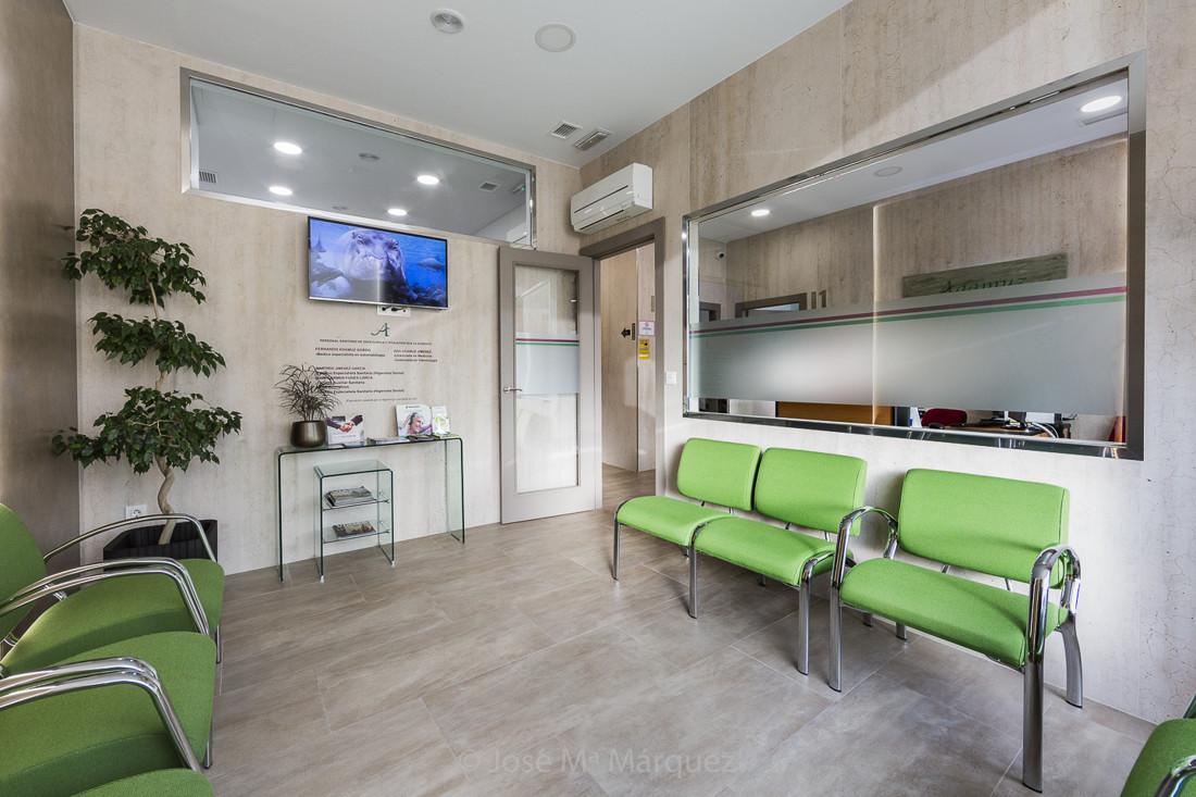Sala de espera clínica odontológica. Fotografía para empresas en Granada. José Mª Márquez Fotógrafo. Fotografía publicitaría
