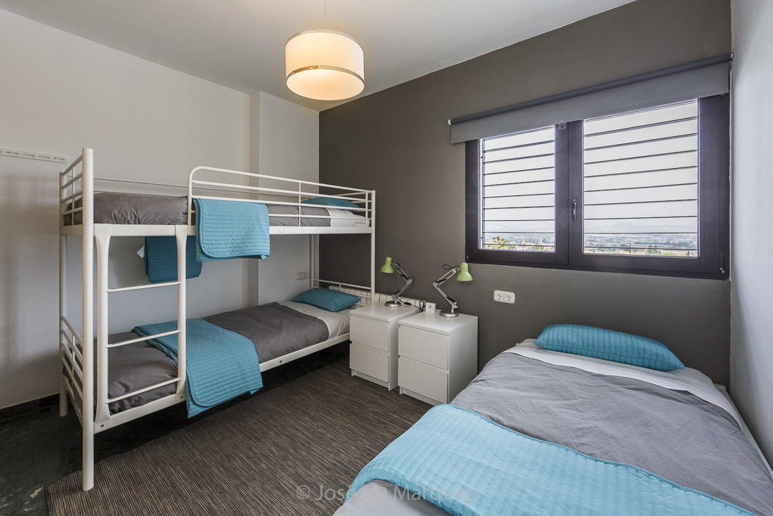 Dormitorio común con cama individual y Litera. Fotografía profesional. Fotos  publicitarias para web