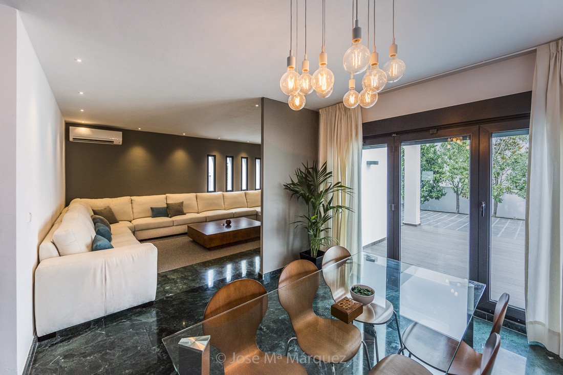 Salón-Comedor con salida a patio. Fotografía de interiorismo y publicidad. José Mª Márquez Fotógrafo en Granada