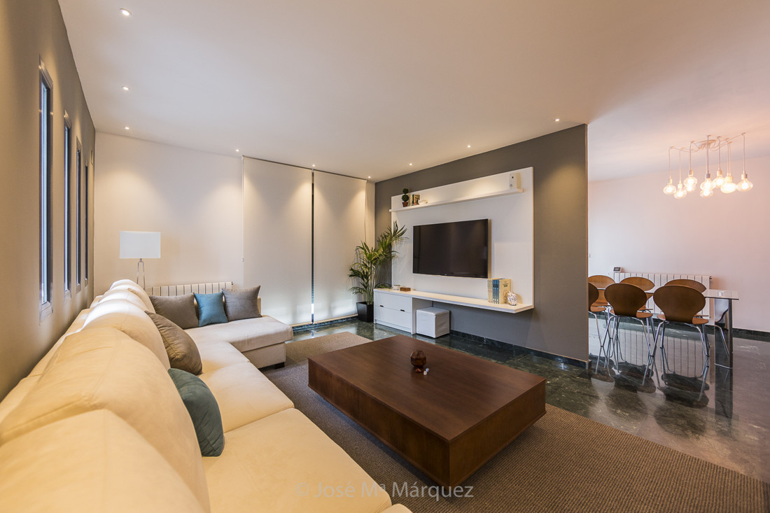 Salón con televisión y comedor de Centro residencial para jovenes en Granada. Fotografía profesional empresas 