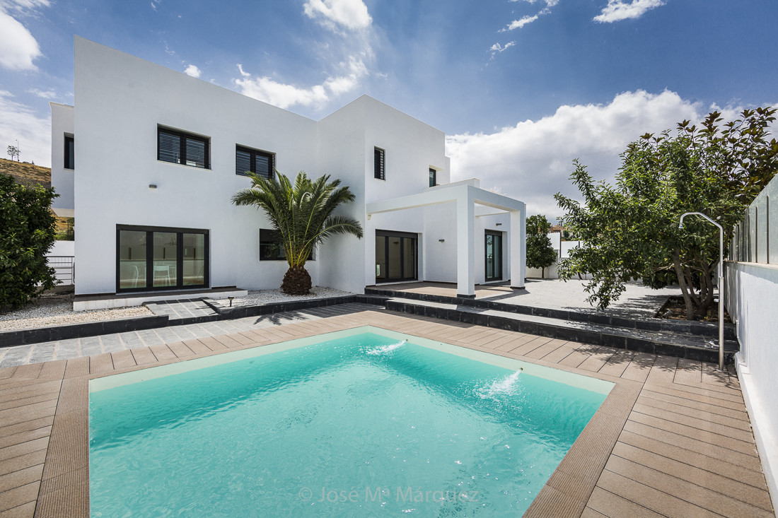 Vista exterior centro residencial con patio y piscina. Reportaje fotográfico para publicidad en Granada